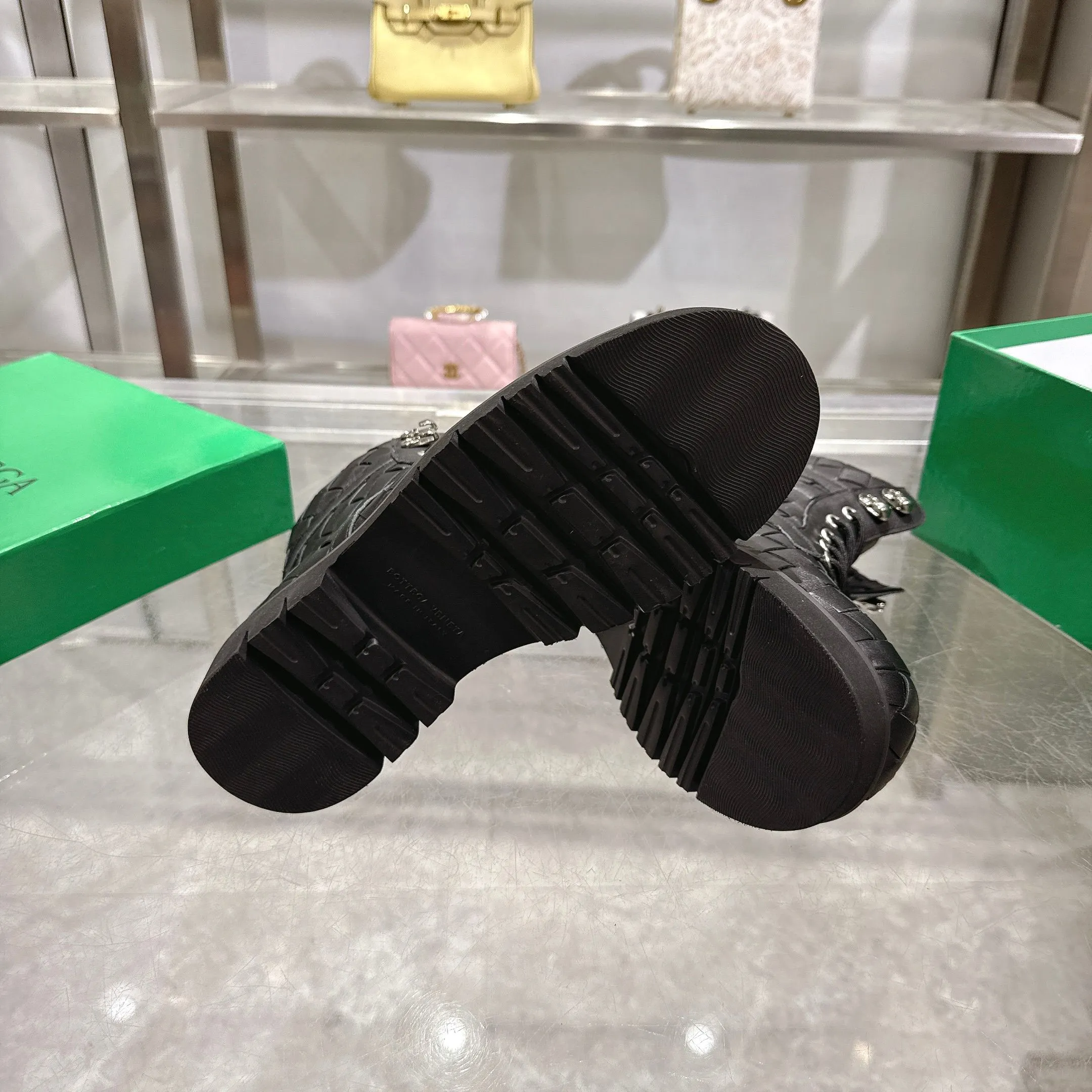 [BV] Top P:980💰Size for couples: Female 35-39 Male 39--44 (Female 40. Male 38.45.46.47 customization is not returnable) [Note‼ ️] Add 💰 to size 46, add 💰 to size 47. Bottega Veneta's 2026 spring counter synchronized couple style Bottega Veneta round toe braided strappy boots! Grained cowhide woven! Solid color Niuli! Leather outsole! [Rose][Rose]! Purely hand-woven and operated, the original board is reproduced one-to-one! quality assurance!